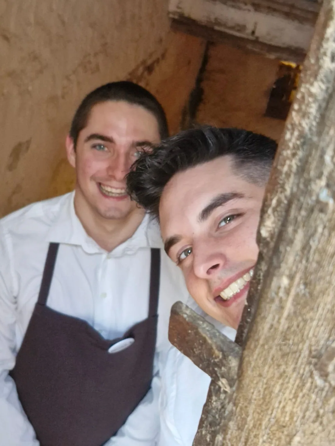 Leonardo con un collega, momento di relazione reale