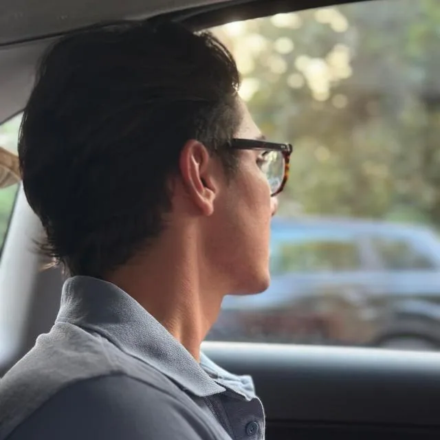 Leonardo di profilo, in auto, guarda fuori dal finestrino